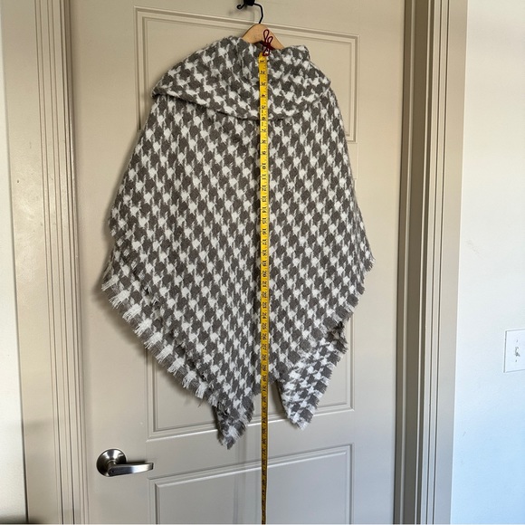 Ann Taylor cape grey white  textured houndstooth knit pattern one size NWT - Picture 9 of 12